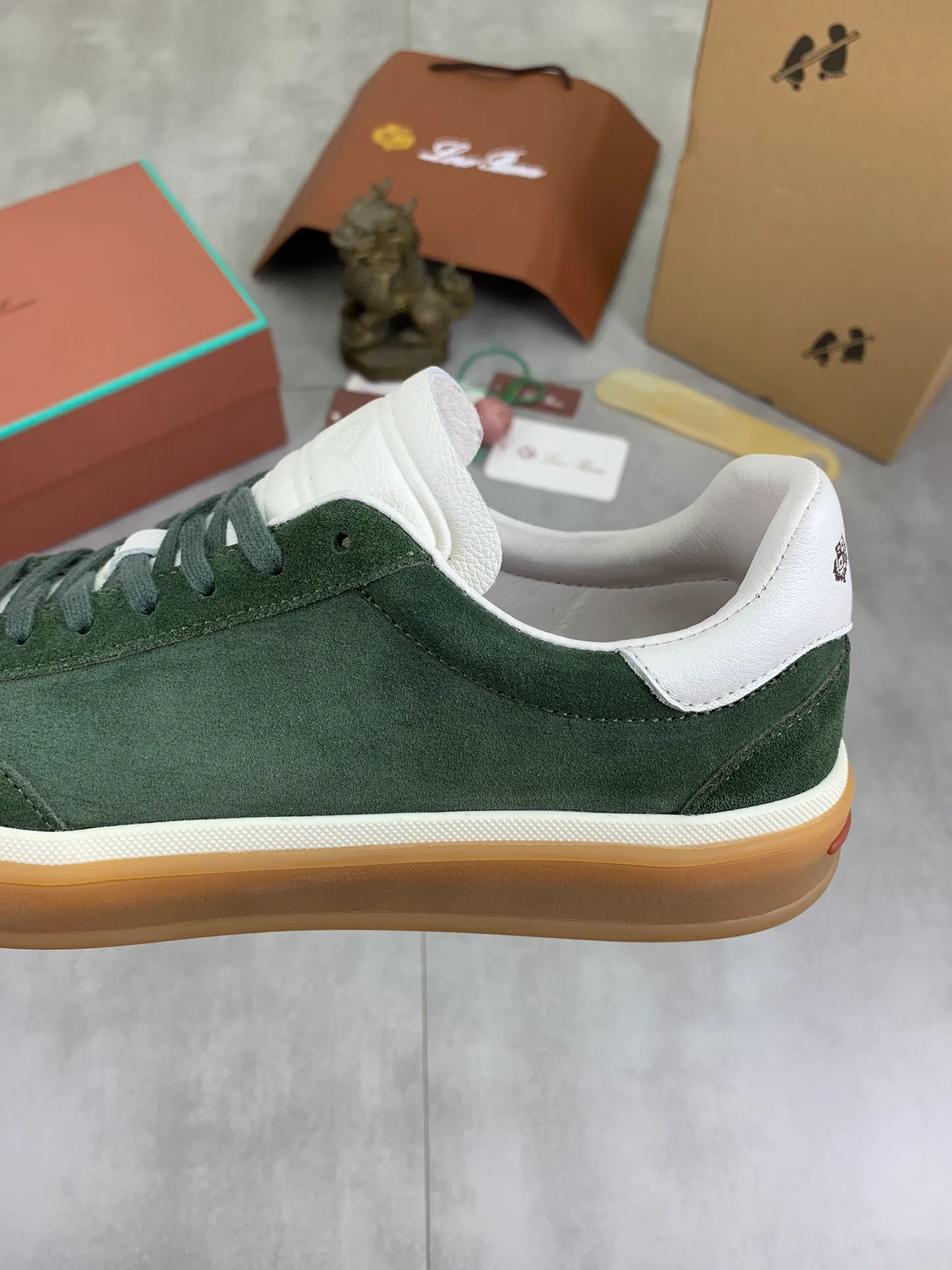 Men's Men's Shoes 💰P540 New 💰High Quality Loro Piana 💯Top Authentic Grade💯Buy the original 1:1 copy💯 Founded the existing Loro Piana company on April 24, 1924. It is now the sixth generation of family business, providing top quality products to customers who are discerning in taste and quality. Imported original fabrics, made of plain calfskin lining. Hand-sewn threads with cowhide feet. Original packaging. Size: 38-45. 7⃣️ colors available.